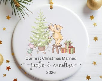 Adorno navideño personalizado "Nuestra primera Navidad como casados", la clásica Navidad de Winnie the Pooh como Sr. y Sra., regalo de Navidad para recién casados, recuerdo de boda.