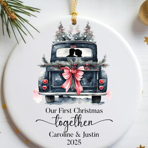 Personlig vår första jul tillsammans julgransprydnad, svart pickup truck engagerad parpresent