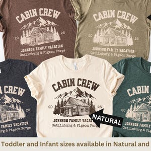 Puede incluir: Camisetas en varios colores: marr&oacute;n, gris, oliva, verde bosque y natural. Cada camiseta presenta un gr&aacute;fico de caba&ntilde;a con el texto "CABIN CREW" y "JOHNSON FAMILY VACATION Gatlinburg & Pigeon Forge".