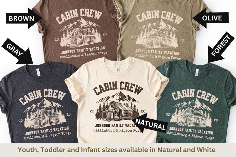 Puede incluir: Camisetas en varios colores: marr&oacute;n, gris, oliva, verde bosque y natural. Cada camiseta presenta un gr&aacute;fico de caba&ntilde;a con el texto "CABIN CREW" y "JOHNSON FAMILY VACATION Gatlinburg & Pigeon Forge".