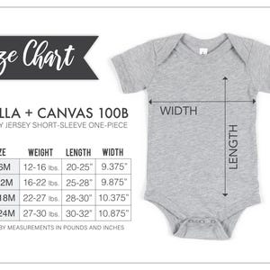 Puede incluir: Un body de beb&eacute; gris de manga corta con una tabla de tallas. La tabla enumera las tallas 3-6M, 6-12M, 12-18M y 18-24M, con los pesos correspondientes en libras y las longitudes y anchuras en pulgadas.