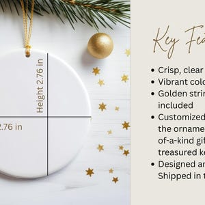 Pode incluir: Um ornamento redondo de cer&acirc;mica branca com um cord&atilde;o dourado, medindo 7,01 cm de altura e 7,01 cm de largura. O texto Key Features lista um design n&iacute;tido, cores vibrantes, um cord&atilde;o dourado, personaliza&ccedil;&atilde;o e produ&ccedil;&atilde;o nos Estados Unidos.