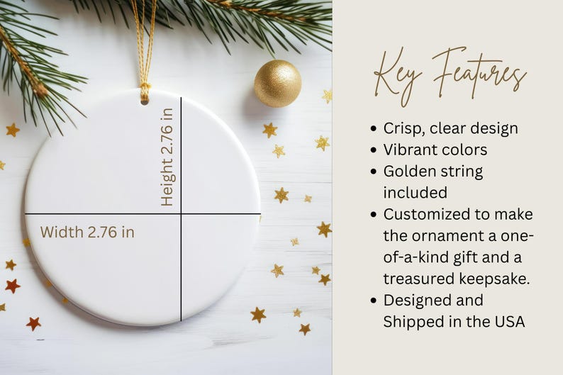 Pode incluir: Um ornamento redondo de cer&acirc;mica branca com um cord&atilde;o dourado, medindo 7,01 cm de altura e 7,01 cm de largura. O texto Key Features lista um design n&iacute;tido, cores vibrantes, um cord&atilde;o dourado, personaliza&ccedil;&atilde;o e produ&ccedil;&atilde;o nos Estados Unidos.