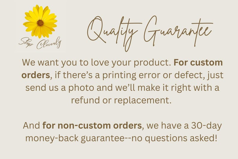 Puede incluir: Gr&aacute;fico color crema con una margarita amarilla y el texto "Shop Cleverly". El texto "Quality Guarantee" est&aacute; escrito en cursiva. El texto promete reembolsos o reemplazos para pedidos personalizados con errores de impresi&oacute;n y una garant&iacute;a de devoluci&oacute;n de dinero de 30 d&iacute;as.