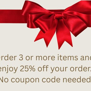 Pode incluir: Uma fita de cetim vermelho brilhante atada num la&ccedil;o grande com v&aacute;rias voltas na parte superior. Abaixo do la&ccedil;o, o texto diz: Order 3 or more items and enjoy 25% off your order. (No coupon code needed.) O fundo &eacute; de cor bege claro.