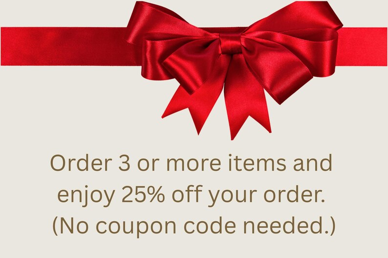 Pode incluir: Uma fita de cetim vermelho brilhante atada num la&ccedil;o grande com v&aacute;rias voltas na parte superior. Abaixo do la&ccedil;o, o texto diz: Order 3 or more items and enjoy 25% off your order. (No coupon code needed.) O fundo &eacute; de cor bege claro.