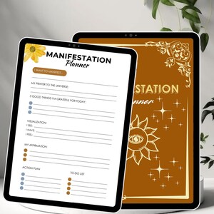 Peut inclure: Un planificateur numérique sur l'écran d'une tablette avec un graphique de fleur jaune et le texte "MANIFESTATION Planner". Le planificateur comprend des sections pour "Je veux manifester", "Ma prière à l'univers", "3 bonnes choses pour lesquelles je suis reconnaissant aujourd'hui", "Visualisation", "Mon affirmation", "Plan d'action" et "Liste de choses à faire".