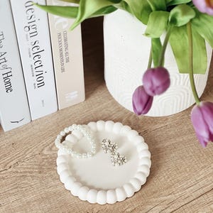 Handgemaakte jesmonite bellenbord, minimalistisch sieradenblad, milieuvriendelijke ringschotel, neutraal beige decor, waterbestendige snuisterijhouder