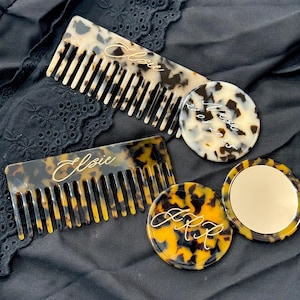 Op de afbeelding: Twee kammen van schildpad met de namen Elsie en Noah erop gegraveerd. Een compact schildpadspiegel met de naam Alex erop gegraveerd.