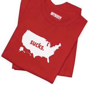 L'Amérique suce des t-shirts anti-américains et anti-atout drôles que les Américains portent à l'étranger