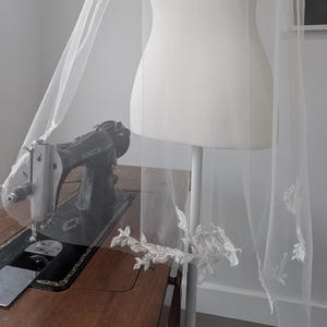 Lace fingertip length veil, short veil, ivory veil, lace veil, veil, luxury veil, high quality veil, wedding veil, bridal veil, bride