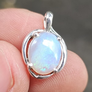 Naturlig opal hänge i sterlingsilver