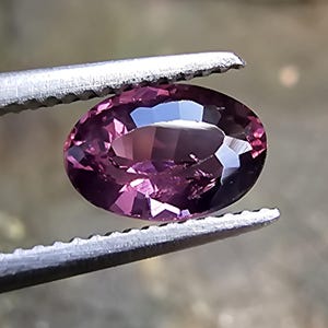 スリランカ産レッドスピネル天然宝石0.65カラット、ジュエリー作りに最適なルース宝石、ギフト送料無料