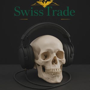 以下が含まれることがあります： 黒いオーバーイヤーヘッドホンを装着した人間の頭蓋骨。 頭蓋骨はオフホワイトで、歯と眼窩が見えます。 ヘッドホンは黒いコードで接続されています。 画像には上部に「Swiss Trade Enterprise」というテキストがあります。