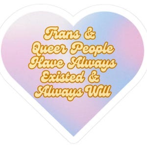 Może przedstawiać: Naklejka w kształcie serca z pastelowym różowo-niebieskim tłem ombre. Naklejka zawiera tekst "Trans & Queer People Have Always Existed & Always Will" w żółtym retro foncie.