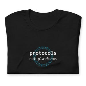 Könnte beinhalten: Schwarzes T-Shirt mit einem weißen Grafikdesign eines Kreises mit verbundenen Punkten und dem Text "protocols not platforms".