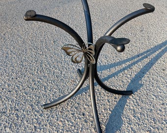 Handgefertigter Couchtisch aus Metall: Schmetterling, schwarz pulverbeschichtet, 42 cm