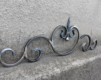 Decoración de pared de hierro forjado a mano: Pergamino para puerta, acero sin terminar (83 x 25,5 cm)