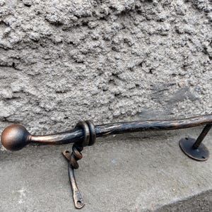 Tirador de puerta de acero forjado a mano – Tirador rústico de corteza de árbol con pátina de bronce (35 cm)