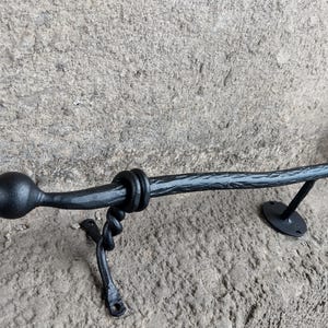 Tirador de puerta de acero negro forjado a mano – Tirador rústico con forma de corteza de árbol (35 cm)