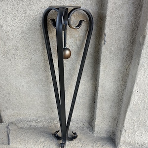 Pata de mesa de comedor de acero forjado a mano, con recubrimiento de polvo negro y pátina de bronce antiguo.
