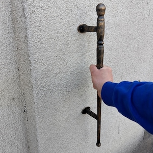 Tirador de puerta de acero hecho a mano / Pátina de bronce negro, estilo industrial rústico (21,3" de largo)