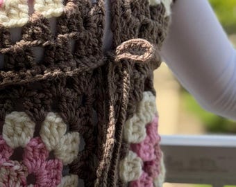 Chaleco de ganchillo hecho a mano con cuadrados de la abuela. Talla S-M.