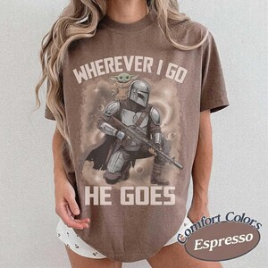 Camiseta vintage "Dondequiera que yo vaya, él va", camiseta de Grogu y Mandalorian, camiseta gráfica inspirada en Baby Yoda de Disney, conjunto para vacaciones familiares de Star Wars. imagen 5