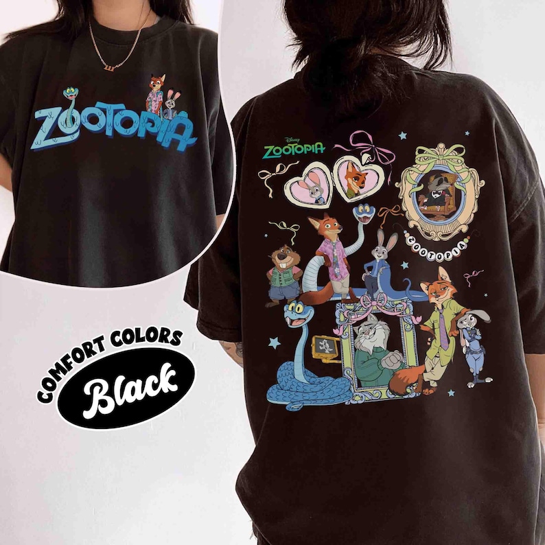 Puede incluir: Camiseta negra con la palabra "Zootopia" en azul y personajes de dibujos animados. La parte trasera de la camiseta tiene un gr&aacute;fico m&aacute;s grande con m&aacute;s personajes y el logotipo de "Zootopia". La camiseta est&aacute; etiquetada como "Comfort Colors".