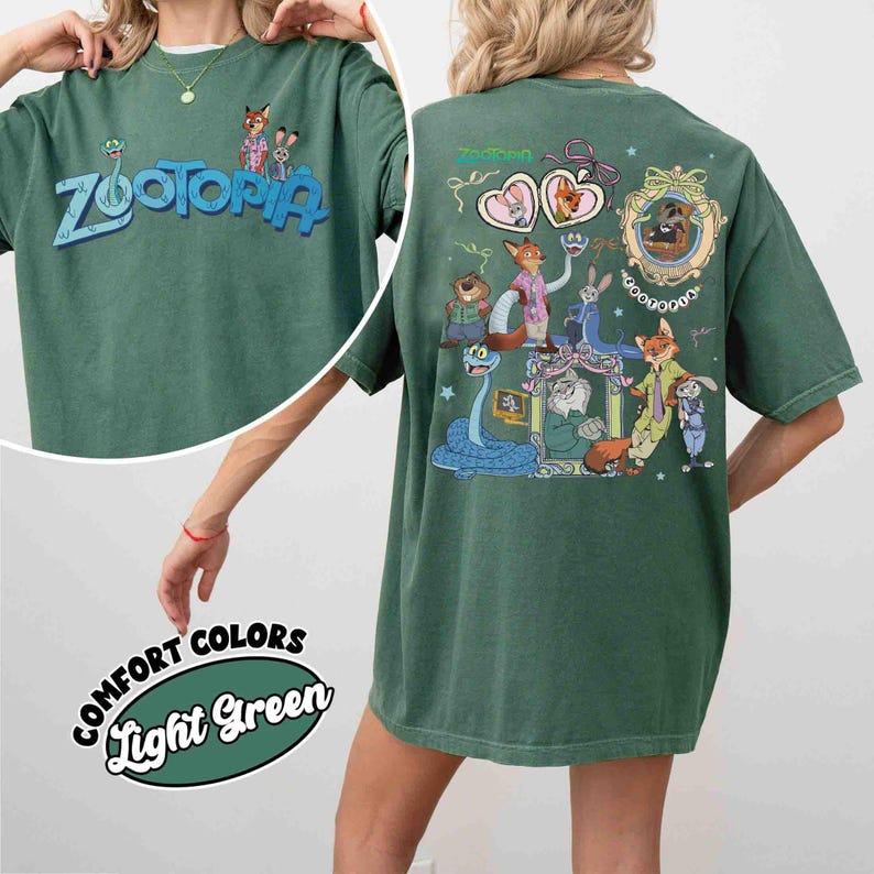Puede incluir: Camiseta verde con la palabra "Zootopia" en azul y un dibujo animado en la parte delantera. La parte trasera de la camiseta presenta una colorida ilustraci&oacute;n de personajes de la pel&iacute;cula "Zootopia". La camiseta est&aacute; etiquetada como "Comfort Colors Light Green".
