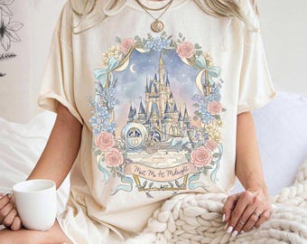 Camiseta Vintage Disney Castelo da Cinderela Carruagem Coquette Laço, Camiseta Floral com Estampa "Meet Me At Midnight", Camiseta Fofa Disney Viagem de Meninas 2026