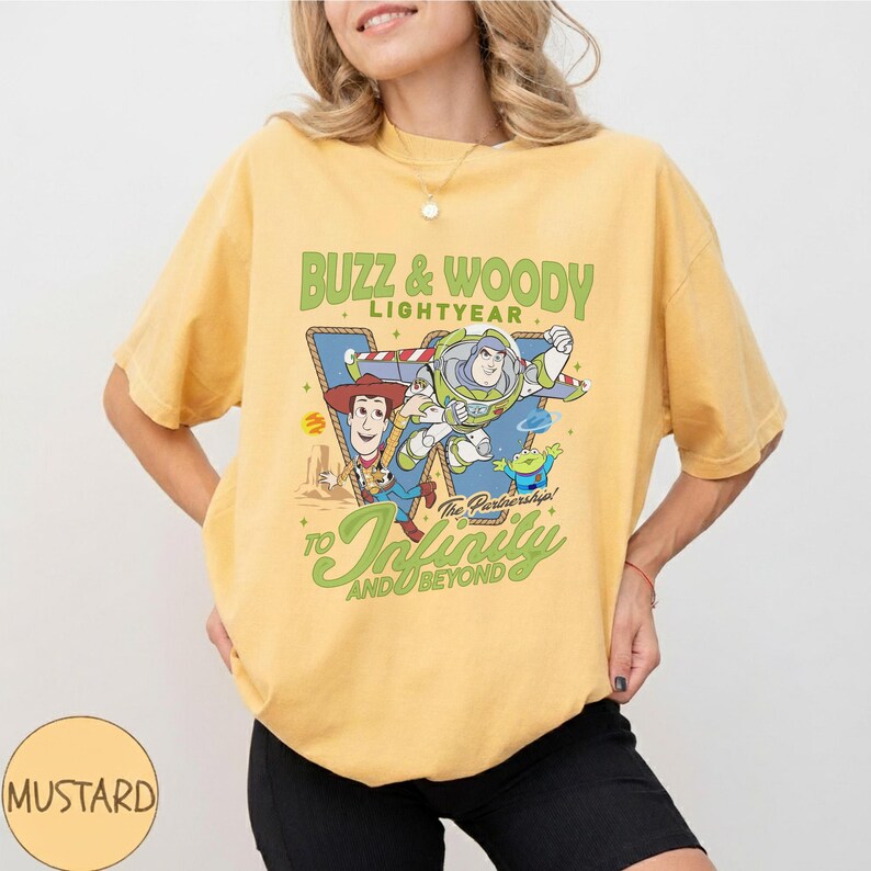 chemise vintage Buzz l'Éclair et Woody couleurs confort, t-shirt Toy Story Disney To Infinity et au-delà, chemise voyage en famille Disney Pixar 2026 image 7