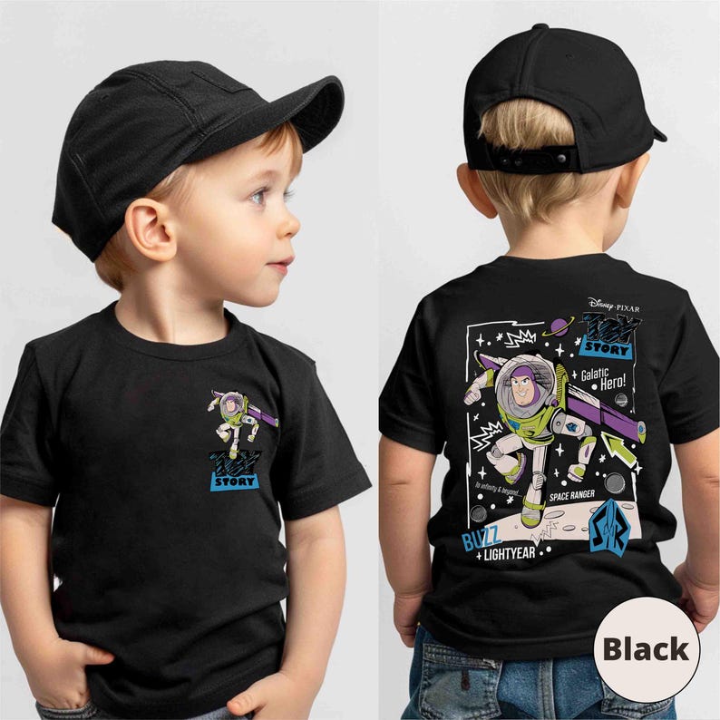K&ouml;nnte beinhalten: Schwarzes T-Shirt mit Buzz Lightyear aus Toy Story. Die Vorderseite hat eine kleine Grafik, w&auml;hrend die R&uuml;ckseite ein gr&ouml;&szlig;eres Design mit dem Text "Toy Story" und "Galactic Hero!" zeigt. Eine schwarze Baseballkappe rundet den Look ab.