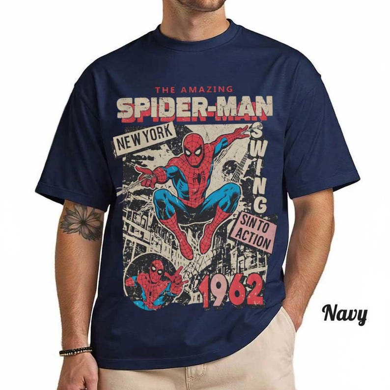 Pode incluir: Uma placa de madeira r&uacute;stica com o texto "Welcome to our home" em letras brancas. A placa apresenta um acabamento desgastado e um design simples e convidativo, perfeito para uma varanda ou entrada.