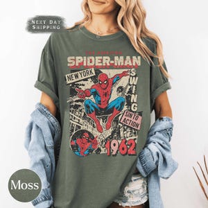 Pode incluir: Uma placa de madeira r&uacute;stica com o texto "Welcome to our home" em estilo manuscrito. A placa apresenta um acabamento desgastado e um design simples e convidativo, ideal para uma varanda ou entrada.