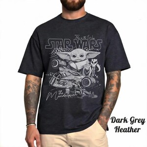 Puede incluir: Una camiseta gris jaspeado oscuro con un estampado gr&aacute;fico blanco de Grogu, una nave espacial y el Mandaloriano. El texto dice Star Wars, This is the Way y The Mandalorian. El dise&ntilde;o incluye un patr&oacute;n de cuadros y un icono de casco.