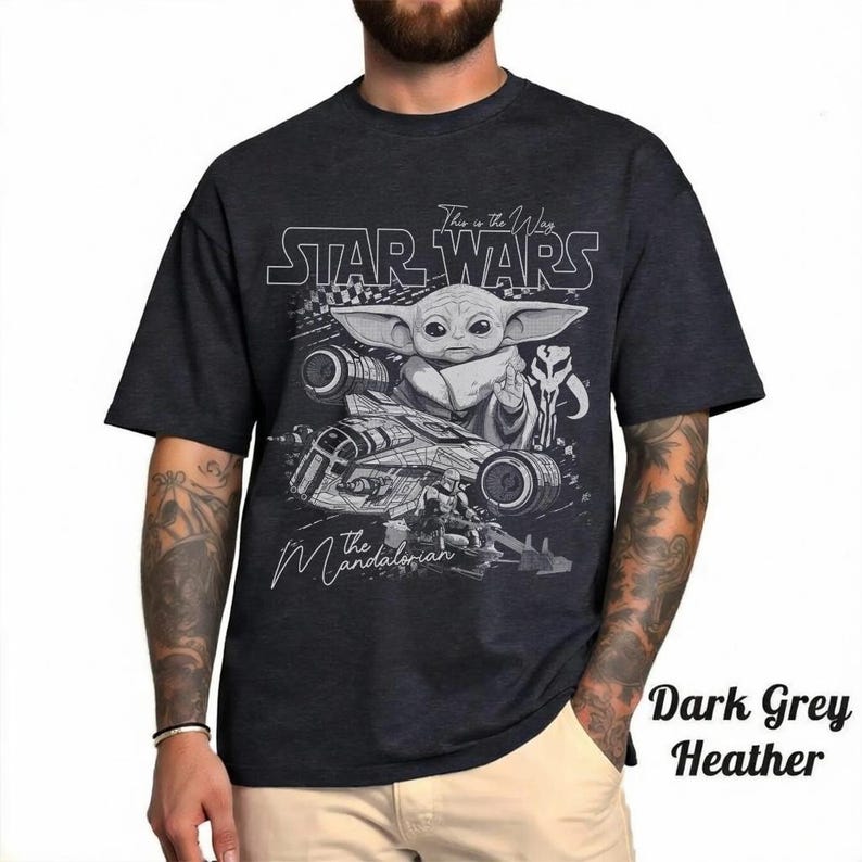 Puede incluir: Una camiseta gris jaspeado oscuro con un estampado gr&aacute;fico blanco de Grogu, una nave espacial y el Mandaloriano. El texto dice Star Wars, This is the Way y The Mandalorian. El dise&ntilde;o incluye un patr&oacute;n de cuadros y un icono de casco.