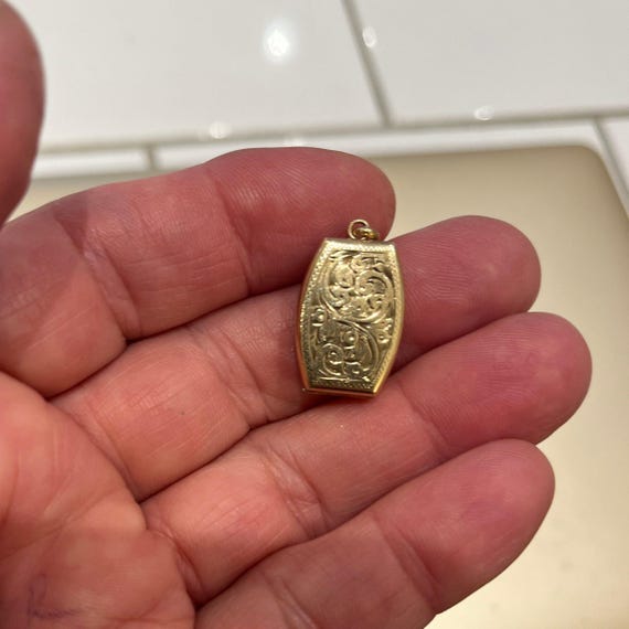 Vintage Engraved Rectangular Locket - 9ct Yellow … - image 2