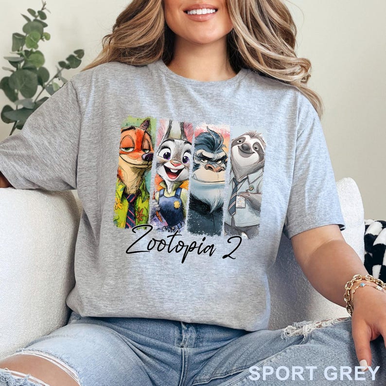 Peut inclure: T-shirt gris sport avec un graphisme color&eacute; des personnages de Zootopie : Nick Wilde, Judy Hopps, le chef Bogo et Flash. Le texte "Zootopia 2" est imprim&eacute; en dessous. Le t-shirt est en mati&egrave;re douce.