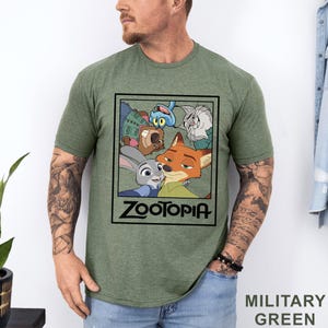 Peut inclure: T-shirt vert militaire avec un motif rectangulaire repr&eacute;sentant des personnages du film d'animation Zootopie. Le motif comprend Judy Hopps, Nick Wilde et d'autres personnages. Le mot "Zootopia" est imprim&eacute; en gras.