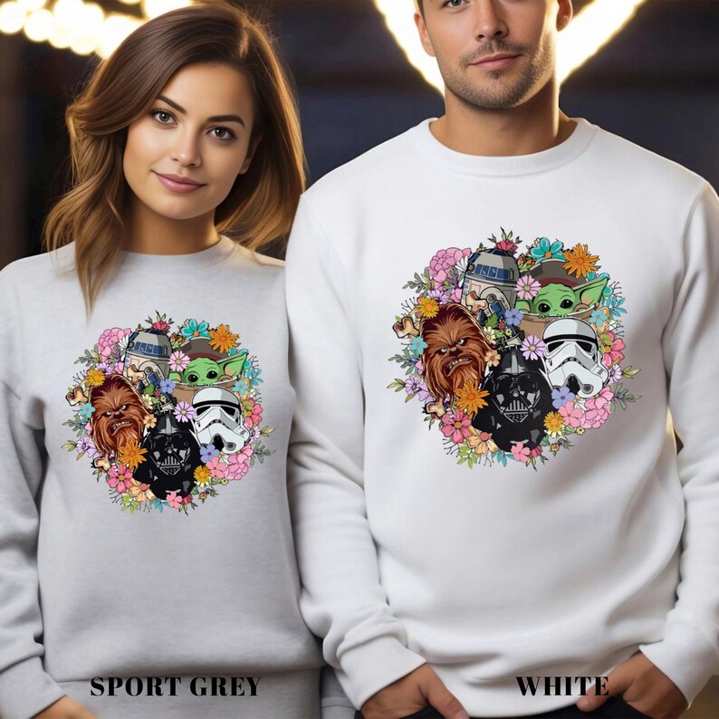 Puede incluir: Sudaderas grises deportivas y blancas con un dise&ntilde;o floral colorido con personajes de Star Wars. El dise&ntilde;o incluye a Chewbacca, Darth Vader, un Stormtrooper, R2-D2 y Baby Yoda, rodeados de flores. Los textos "SPORT GREY" y "WHITE" est&aacute;n en la parte inferior.
