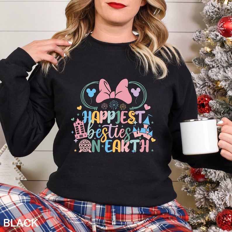 Puede incluir: Un conjunto de tres jarrones de cer&aacute;mica blanca con textura acanalada. El jarr&oacute;n m&aacute;s alto mide unos 25 cm de alto, el mediano 20 cm y el m&aacute;s peque&ntilde;o 15 cm. Los jarrones son de diferentes alturas.