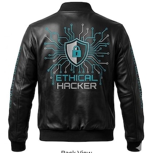 Könnte beinhalten: Eine schwarze Bomberjacke mit einem Rückendruck, der ein Schild mit Vorhängeschloss-Symbol und türkisfarbenen Leiterbahnen zeigt. Darunter steht der Text ETHICAL HACKER in Türkis und Weiß. Auf beiden Ärmeln ist ein Binärcode aufgedruckt.
