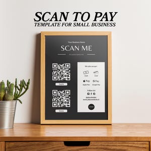 Può includere: Un cartello incorniciato con il testo "SCAN TO PAY" e "SCAN ME". Il cartello mostra i codici QR per i pagamenti e i metodi di pagamento accettati. A sinistra c'è un piccolo cactus in vaso. Ideale per le piccole imprese.