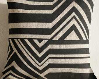 Cojín geométrico negro marfil / Cojín abstracto de rayas angulares / Cojín decorativo de diseño arquitectónico moderno