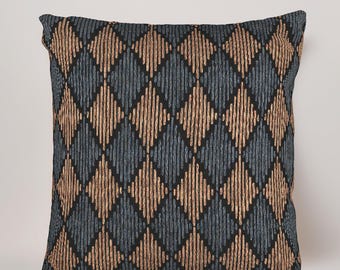 Cojín con estampado de rombos / Cojín geométrico tejido en azul marino y gris carbón / Cojín decorativo azul marino, gris carbón y dorado / Detalle texturizado moderno