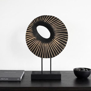 Handskuren ringskulptur i svart trä på stativ | Sunburst Circle Art | Minimalistisk heminredning | Tillverkad i Frankrike | 36 cm dekorativt föremål