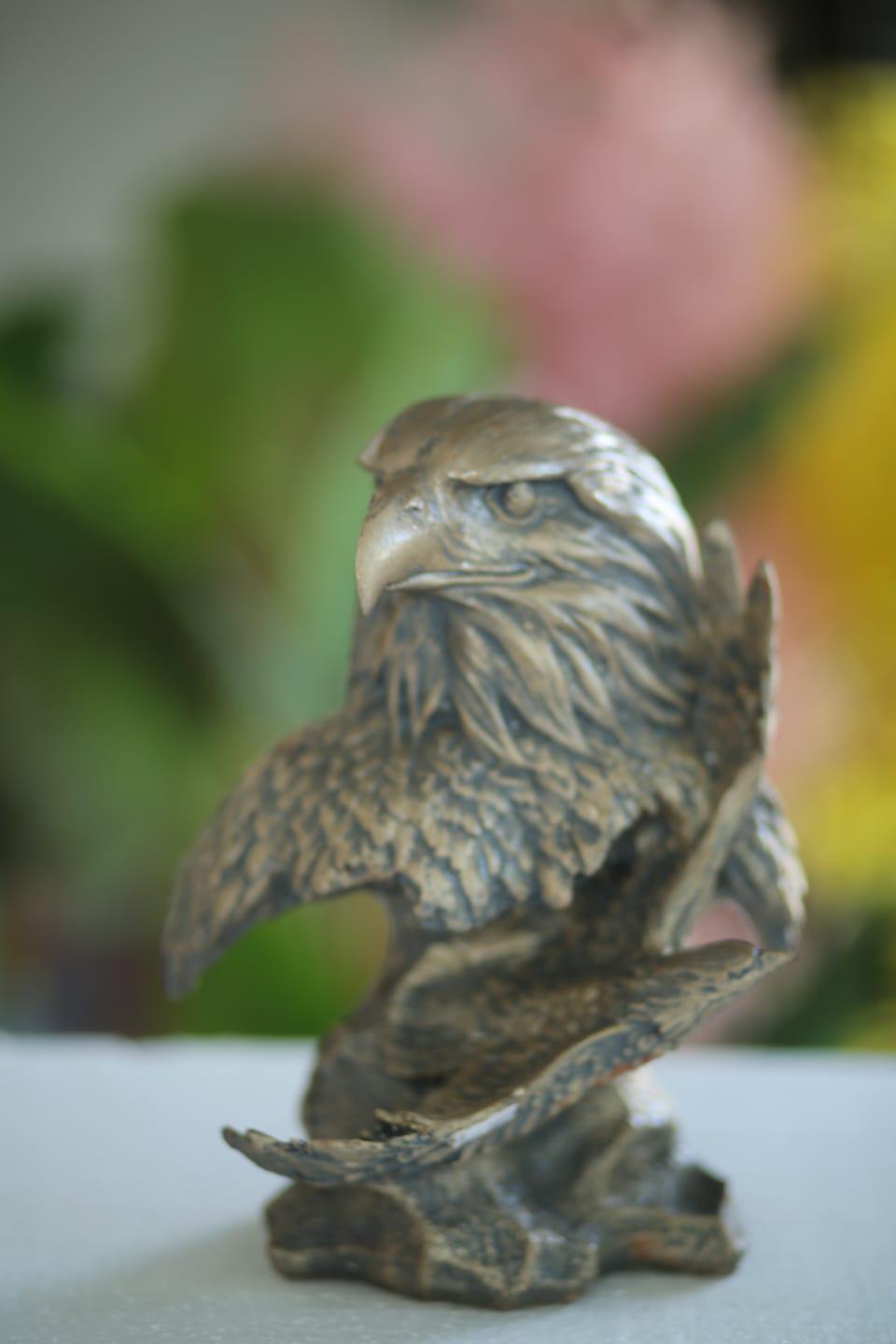 ブロンズ仕上げの鷲の彫刻：野生動物の樹脂像 - Etsy 日本