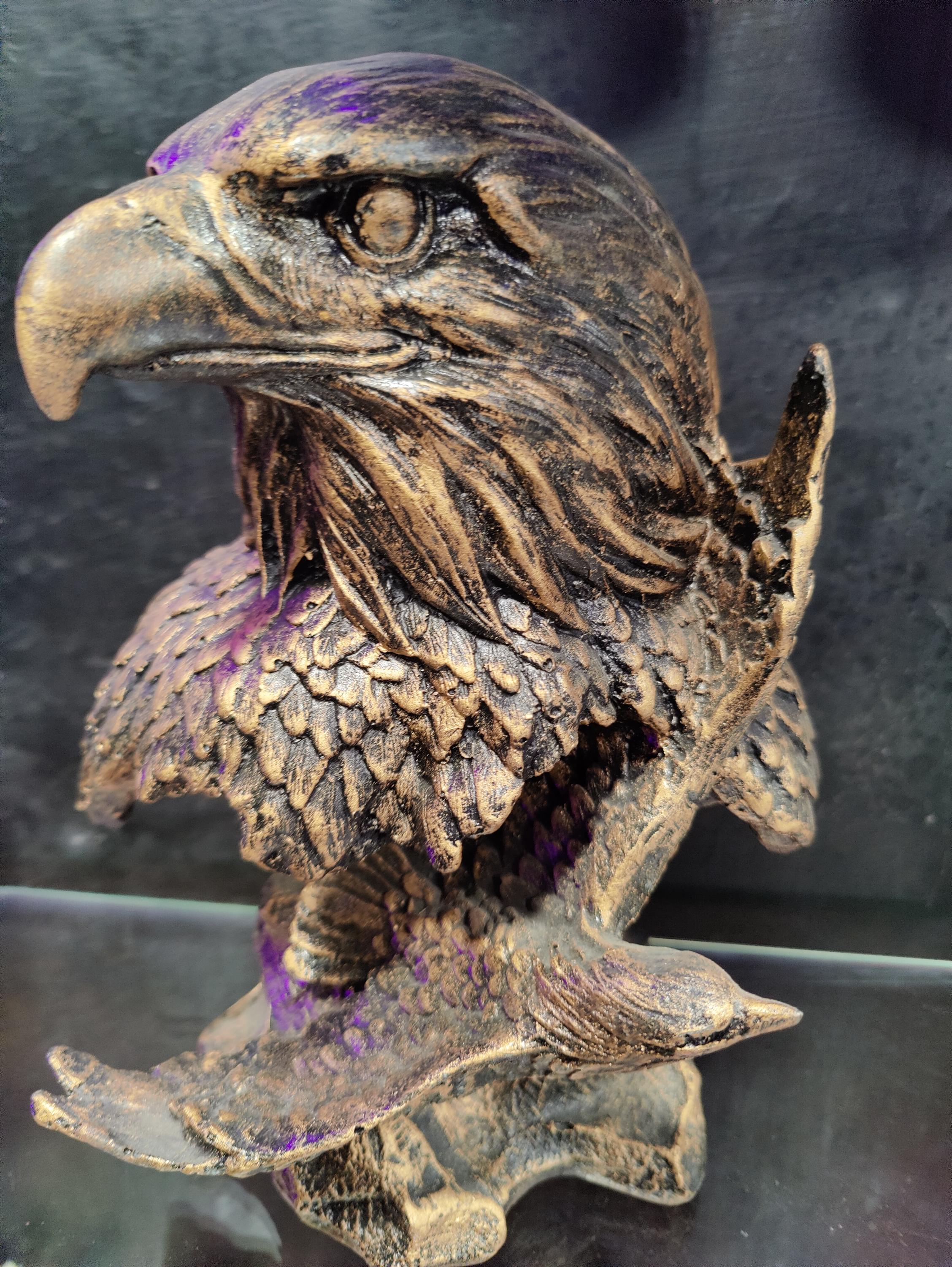 ブロンズ仕上げの鷲の彫刻：野生動物の樹脂像 - Etsy 日本