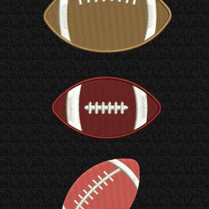 Op de afbeelding: Drie geborduurde American footballs in bruin, bordeaux en rood, elk met witte stiksels en accenten. De ballen zijn verticaal geplaatst tegen een zwarte achtergrond met textuur, waarbij de details worden benadrukt.